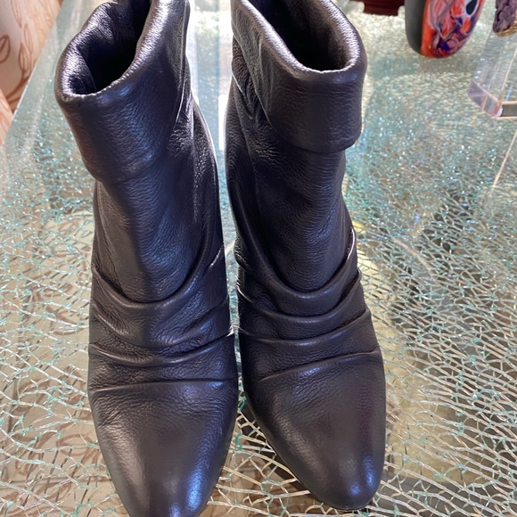 BEBE short boots size 9. Used but good condition - Picture 1 of 4